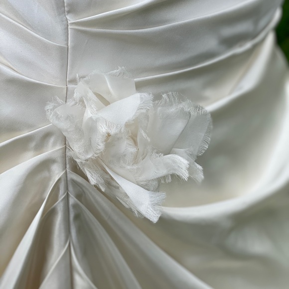 Mikaella Wedding Gown - Ivory - size 4 - Picture 2 of 5